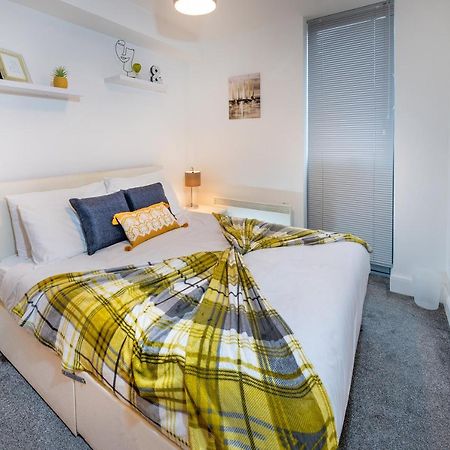 Modern & Spacious 2-Bed Flat With Secure Parking Ридинг Экстерьер фото