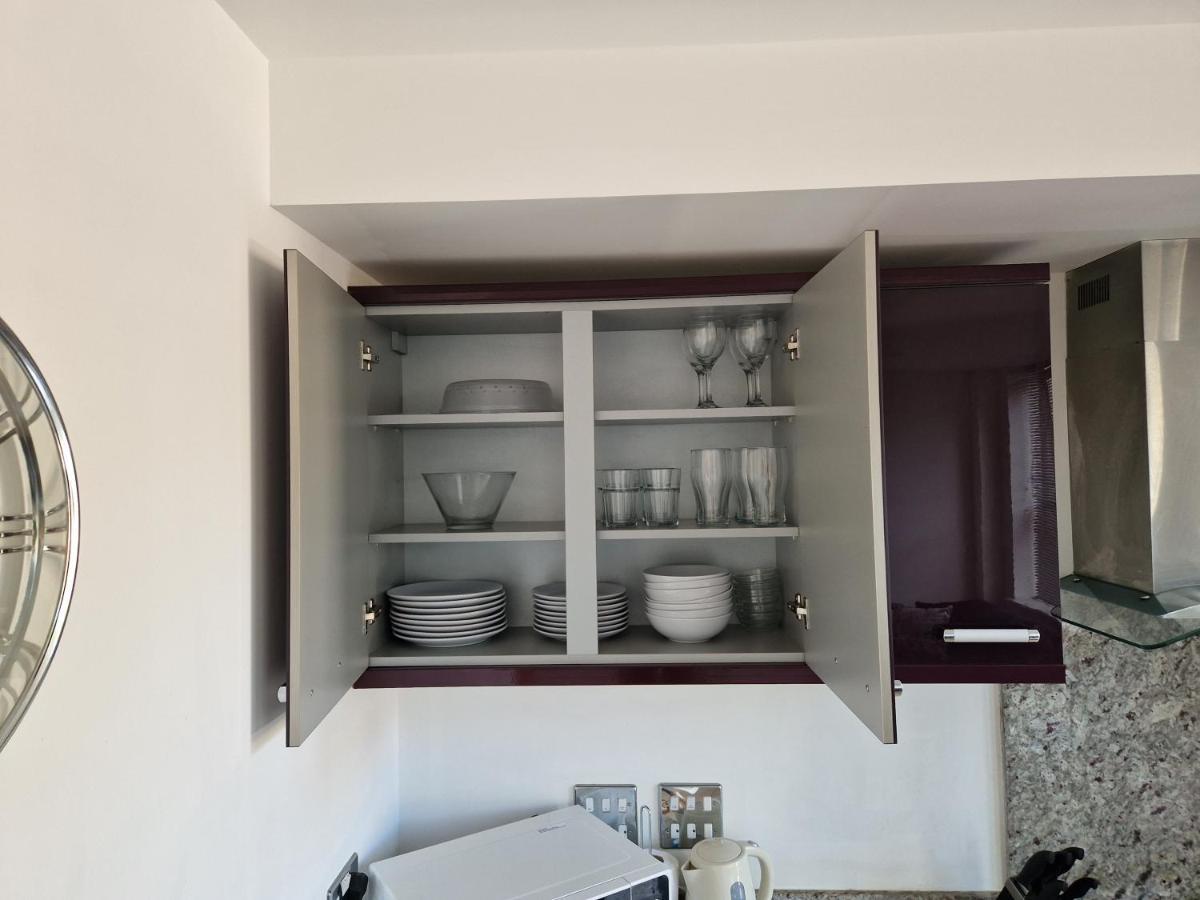 Modern & Spacious 2-Bed Flat With Secure Parking Ридинг Экстерьер фото