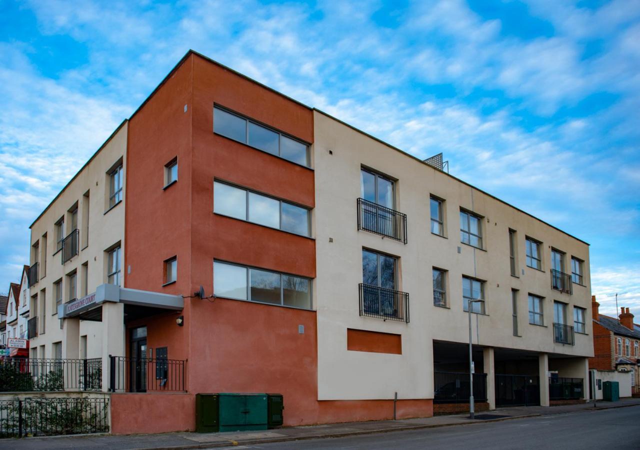 Modern & Spacious 2-Bed Flat With Secure Parking Ридинг Экстерьер фото