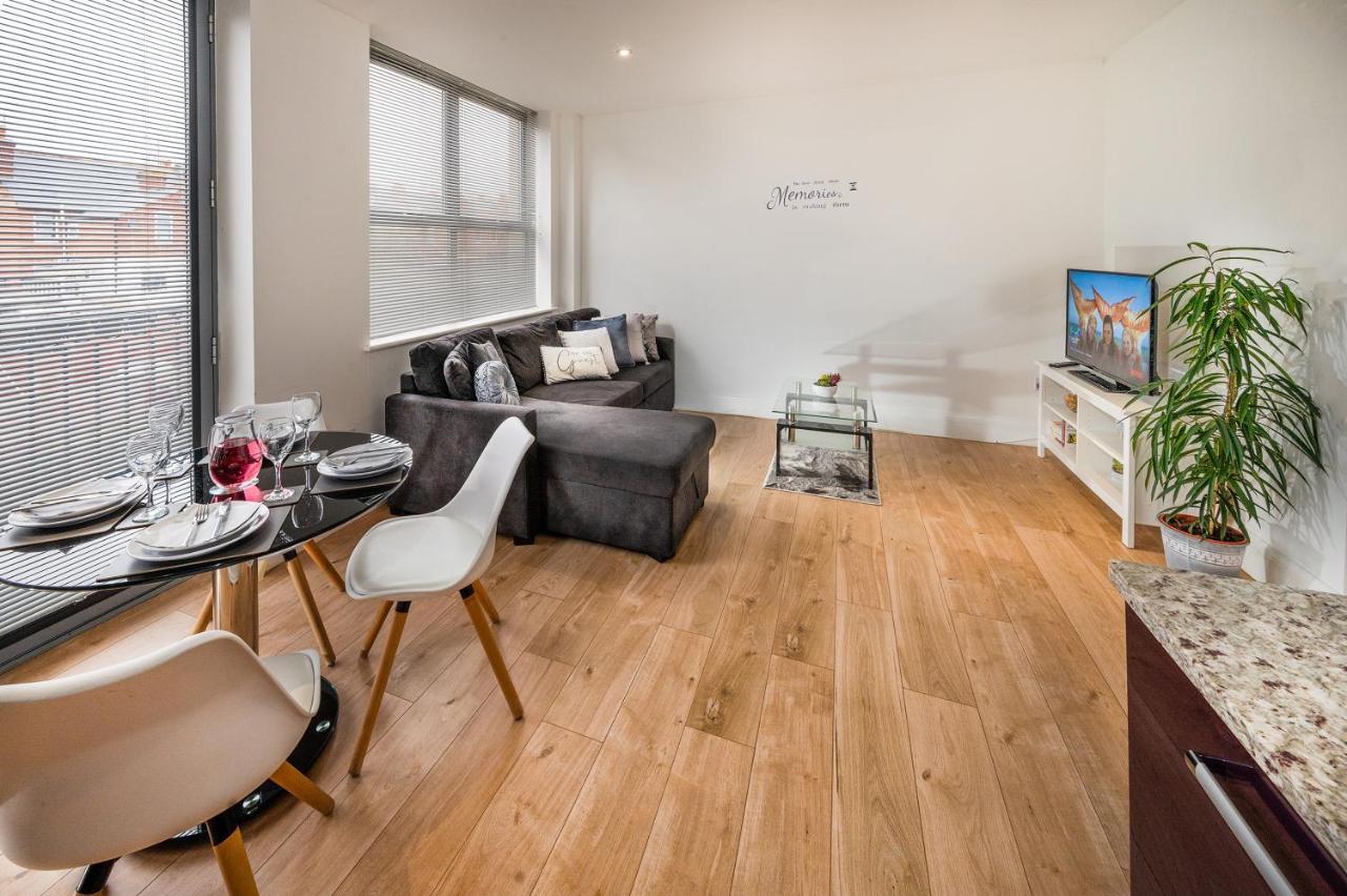 Modern & Spacious 2-Bed Flat With Secure Parking Ридинг Экстерьер фото