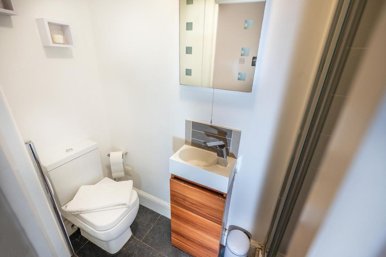 Modern & Spacious 2-Bed Flat With Secure Parking Ридинг Экстерьер фото