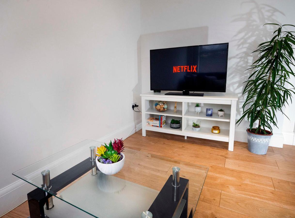 Modern & Spacious 2-Bed Flat With Secure Parking Ридинг Экстерьер фото
