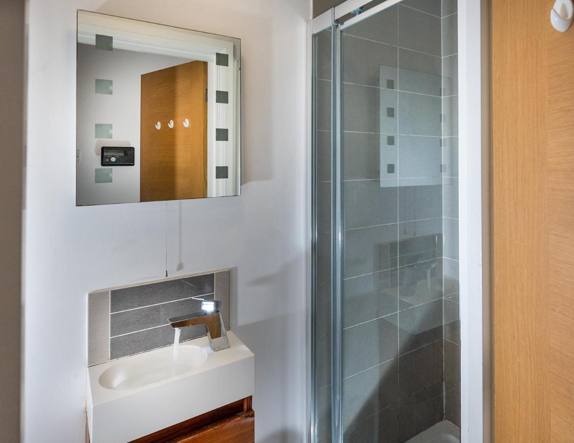 Modern & Spacious 2-Bed Flat With Secure Parking Ридинг Экстерьер фото